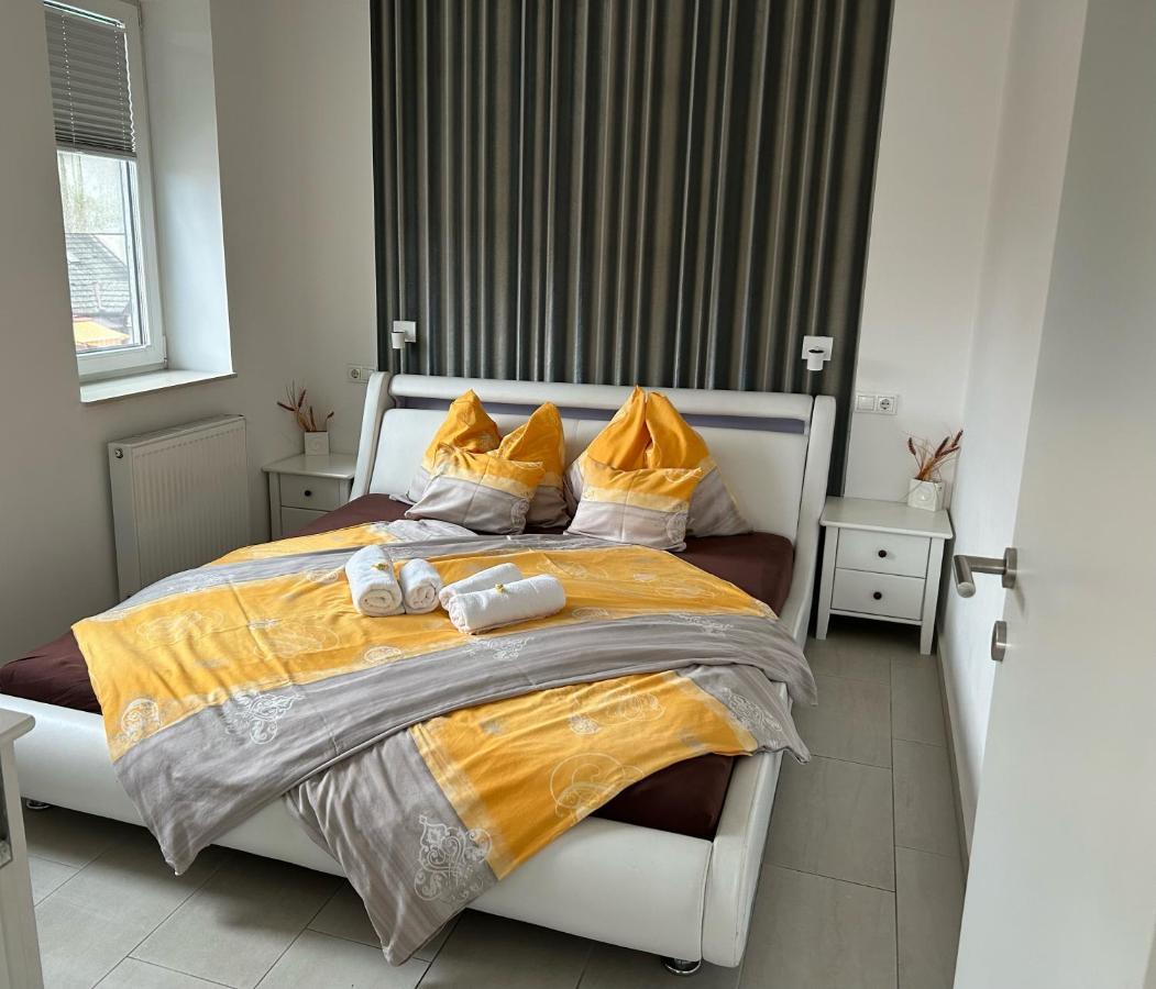 Azur Haz Viola Apartman Sarvar Exterior photo