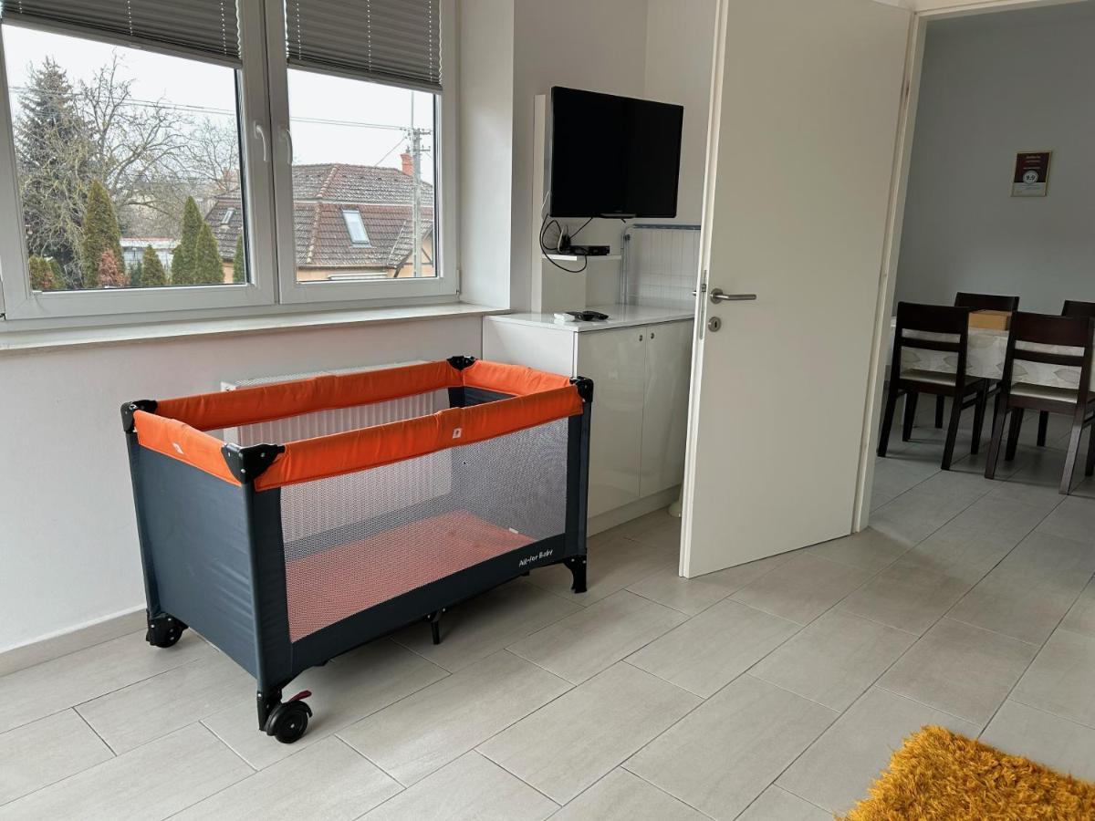 Azur Haz Viola Apartman Sarvar Exterior photo